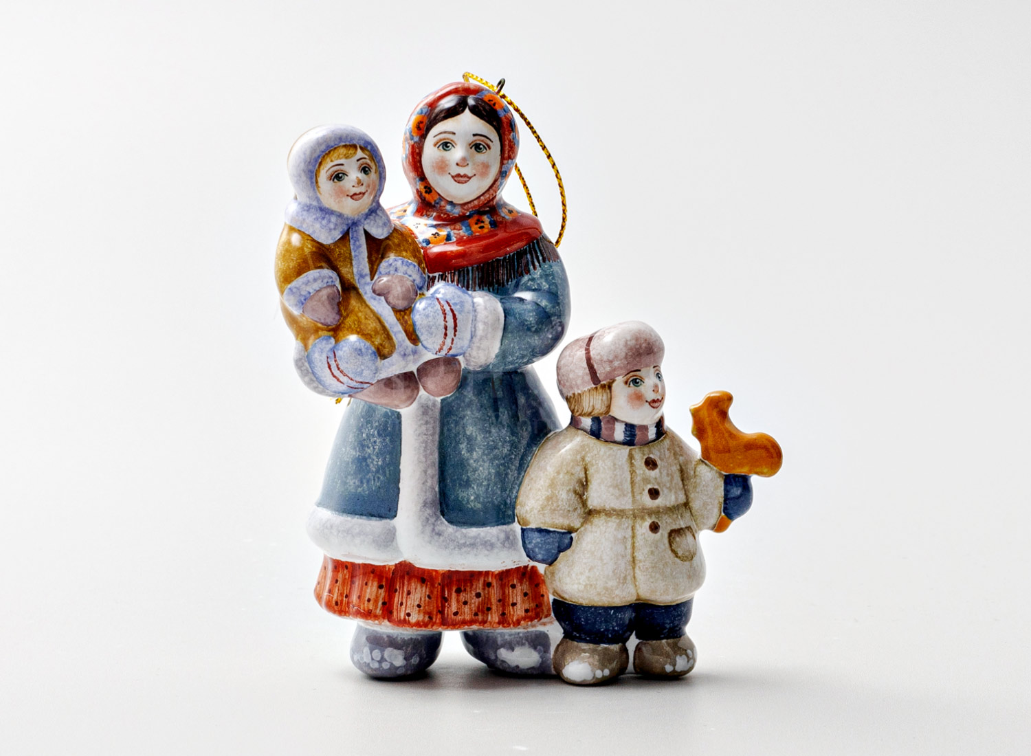Елочная игрушка «Крестьянка с детьми» Форма: Крестьянка с детьми. Майолика. 80 x 100 мм.