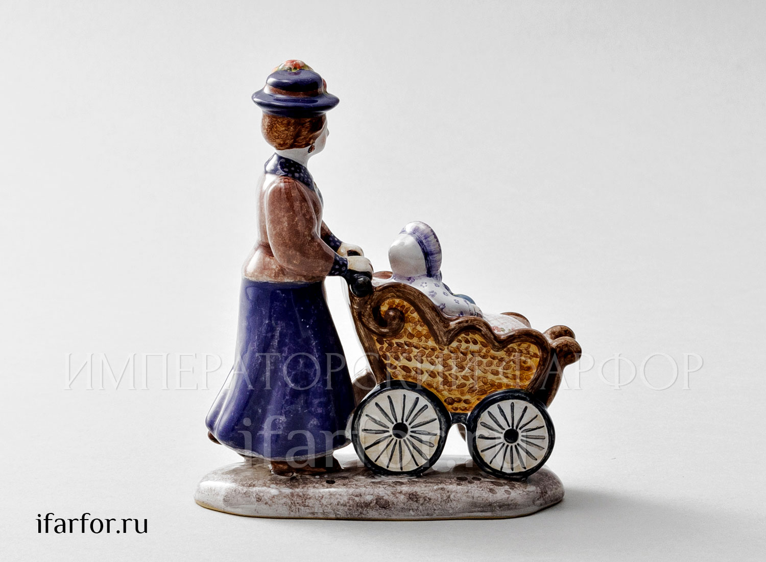Скульптура «Гувернантка» Форма: Гувернантка. Майолика. 85 x 110 мм.