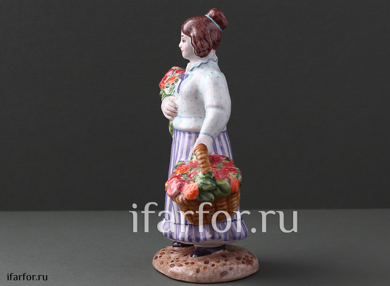 Скульптура «Цветочница» Форма: Цветочница. Майолика. 65 x 120 мм.