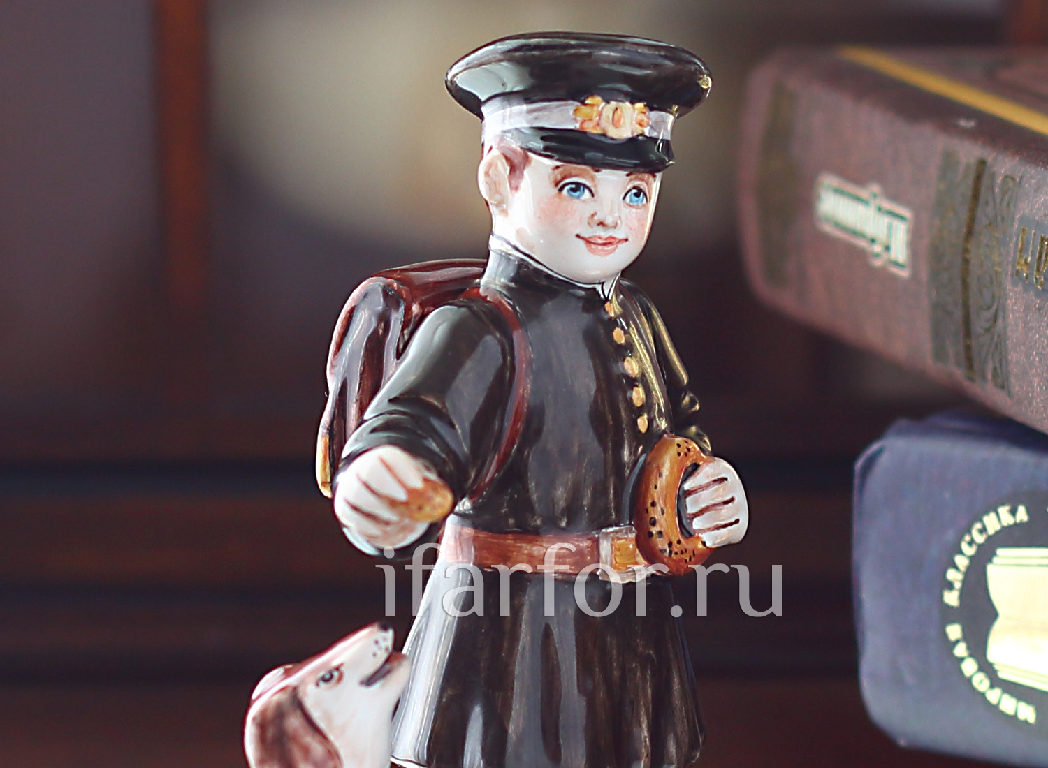 Скульптура «Гимназист» Форма: Гимназист. Майолика. 70 x 100 мм.
