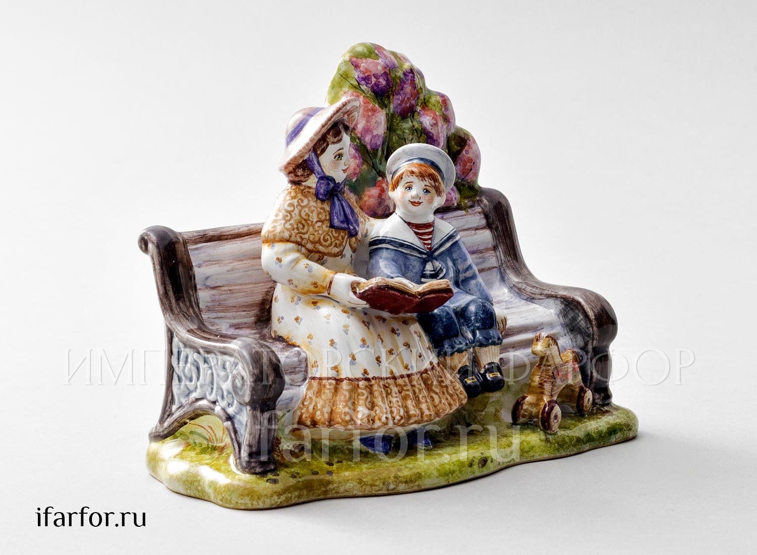 Скульптура «На скамейке» Форма: На скамейке. Майолика. 130 x 140 мм.