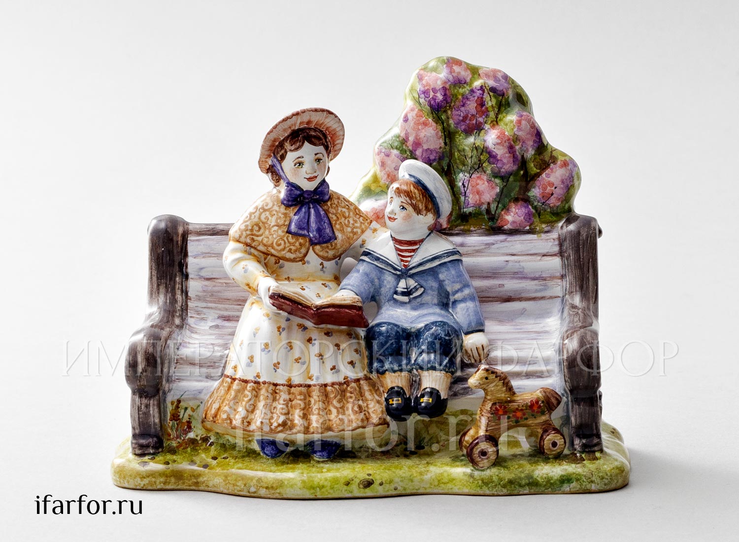 Скульптура «На скамейке» Форма: На скамейке. Майолика. 130 x 140 мм.