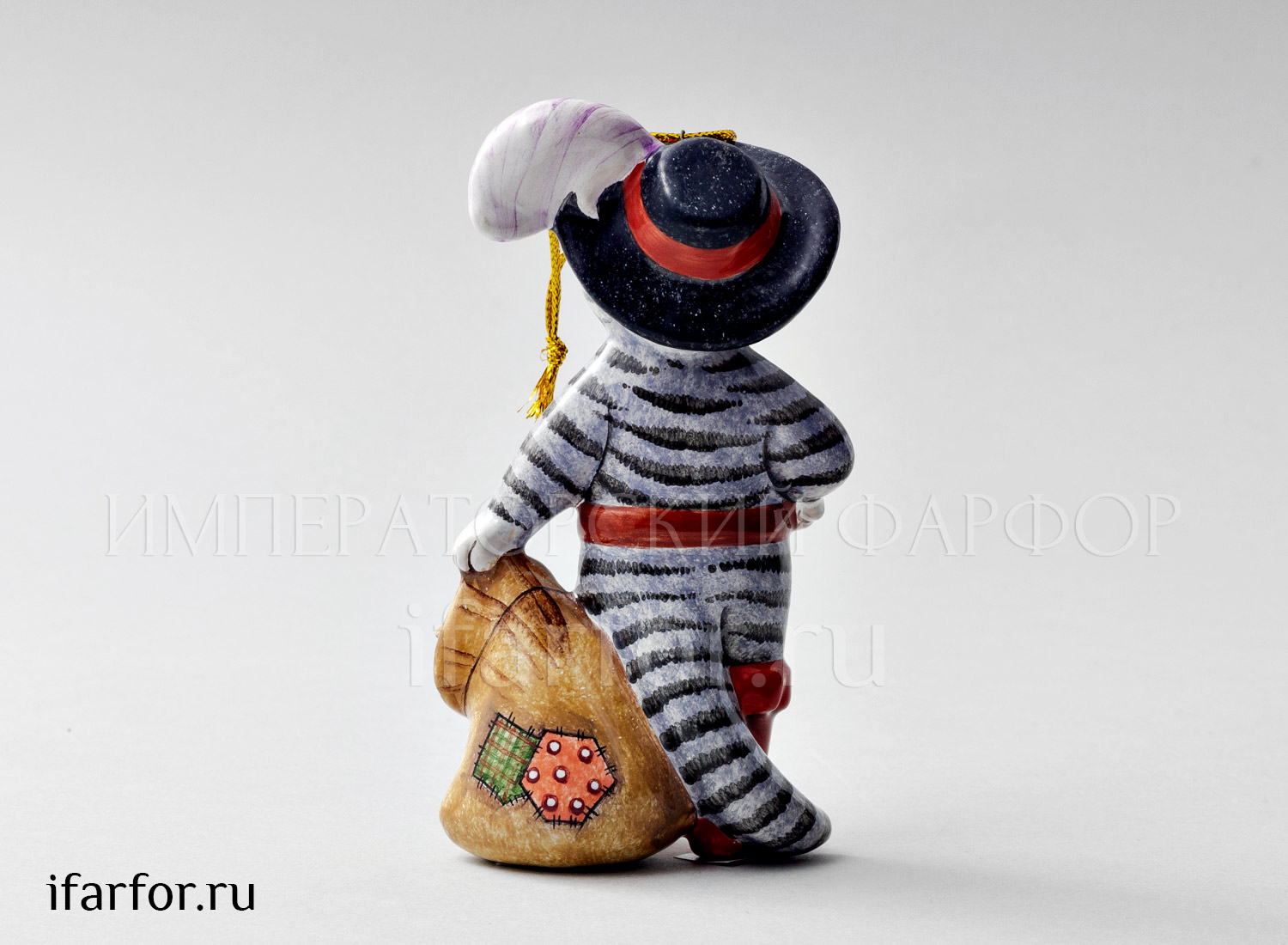 Елочная игрушка «Кот в сапогах» Форма: Кот в сапогах. Майолика. 70 x 120 мм.