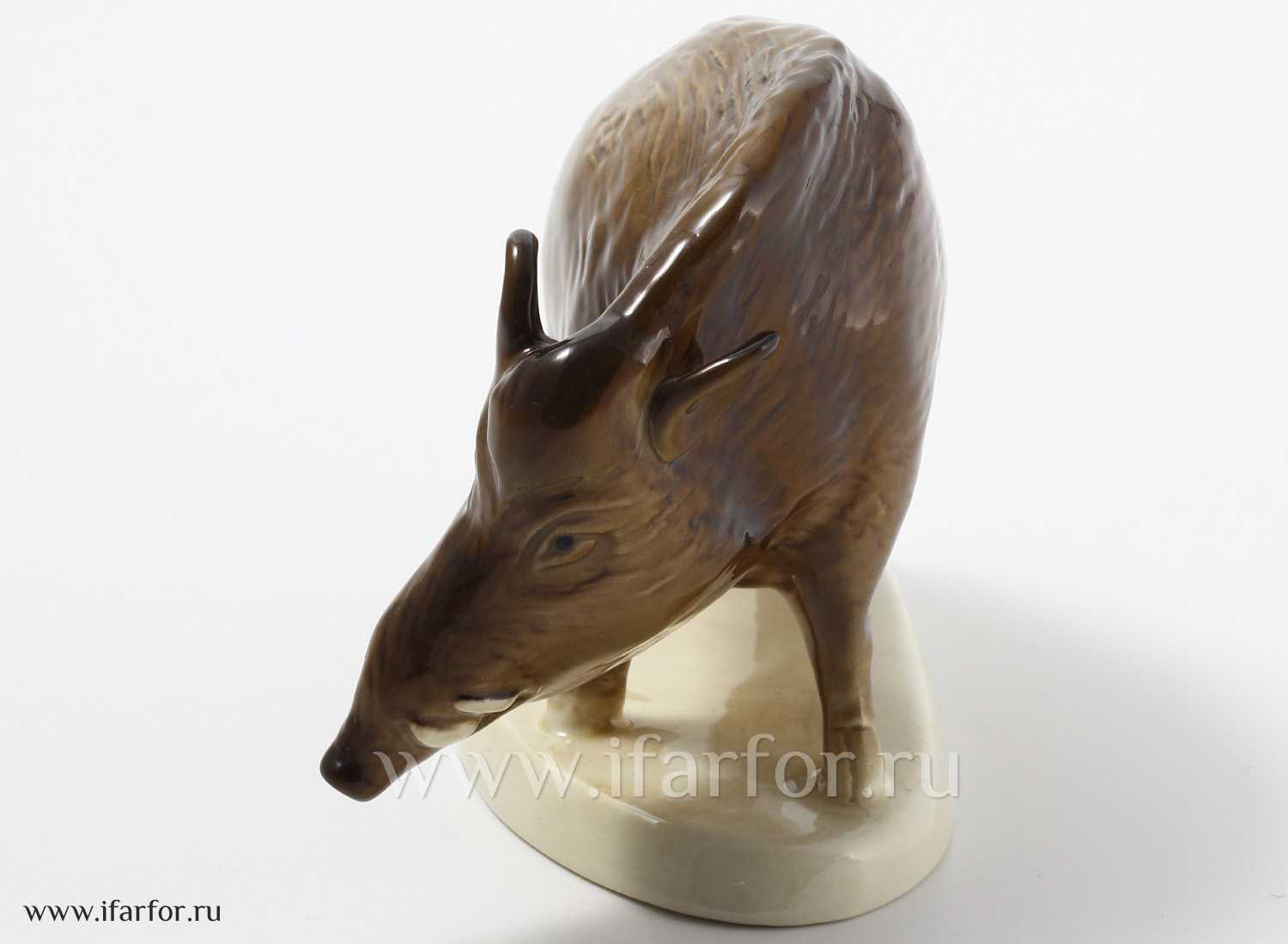 Скульптура «Кабан с подставкой» Форма: Кабан с подставкой. Мягкий фарфор. 140 x 100 мм.