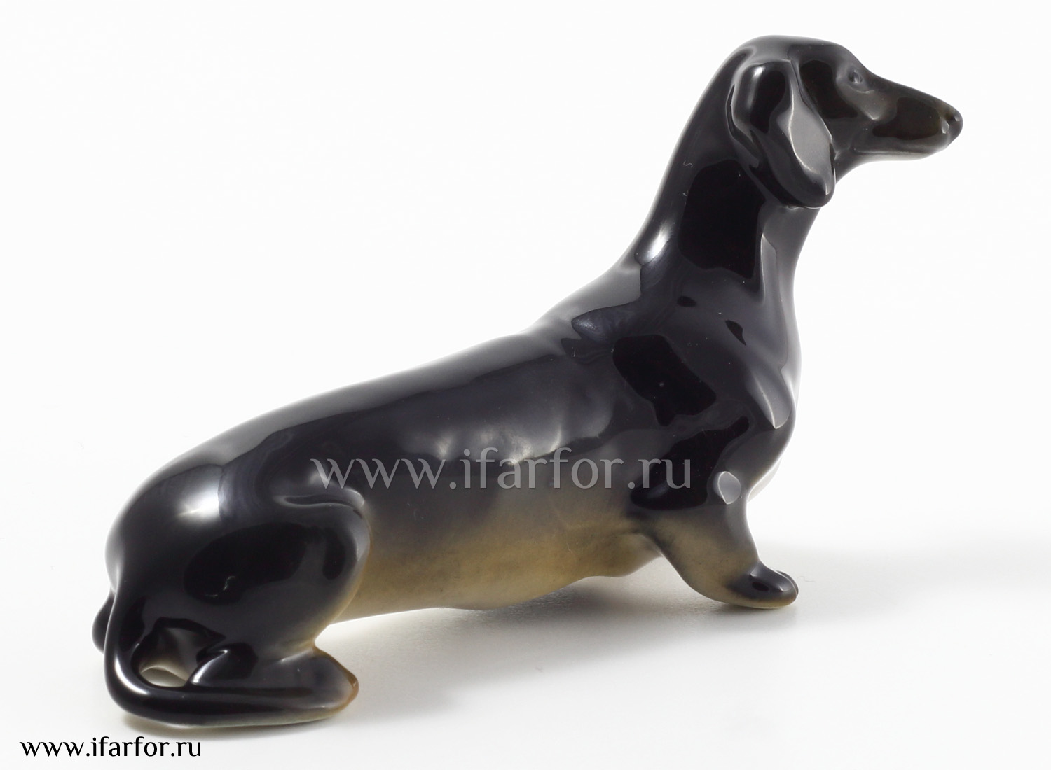 Скульптура «Такса малая» Форма: Такса малая. Мягкий фарфор. 110 x 60 мм.