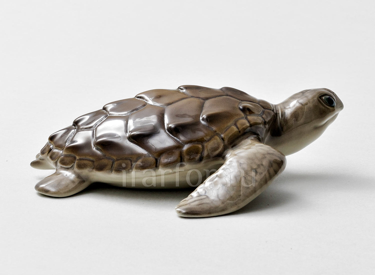 Скульптура «Черепаха большая серая» Форма: Черепаха большая серая. Мягкий фарфор. 145 x 40 мм.