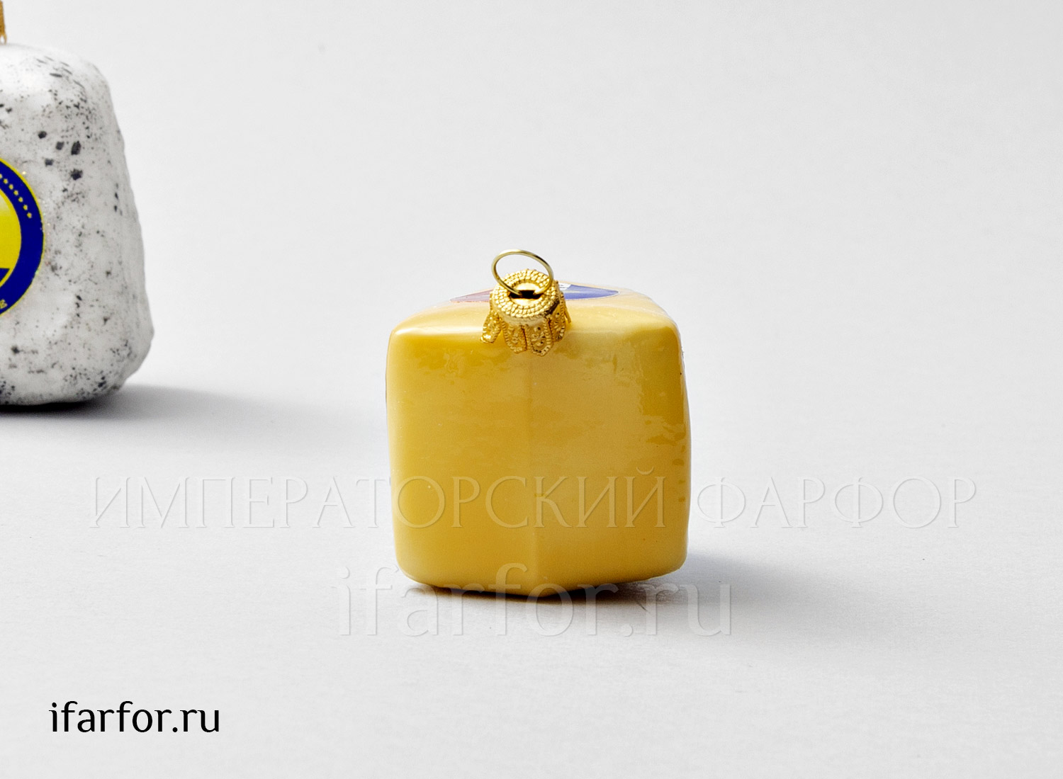 Набор елочных игрушек в подарочной коробке «Четыре сыра» Стекло. 290 x 125 x 75 мм.