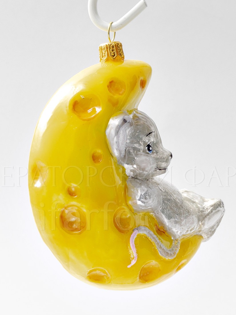 Елочная игрушка «Мышонок на сыре» Стекло. 79 x 115 мм.