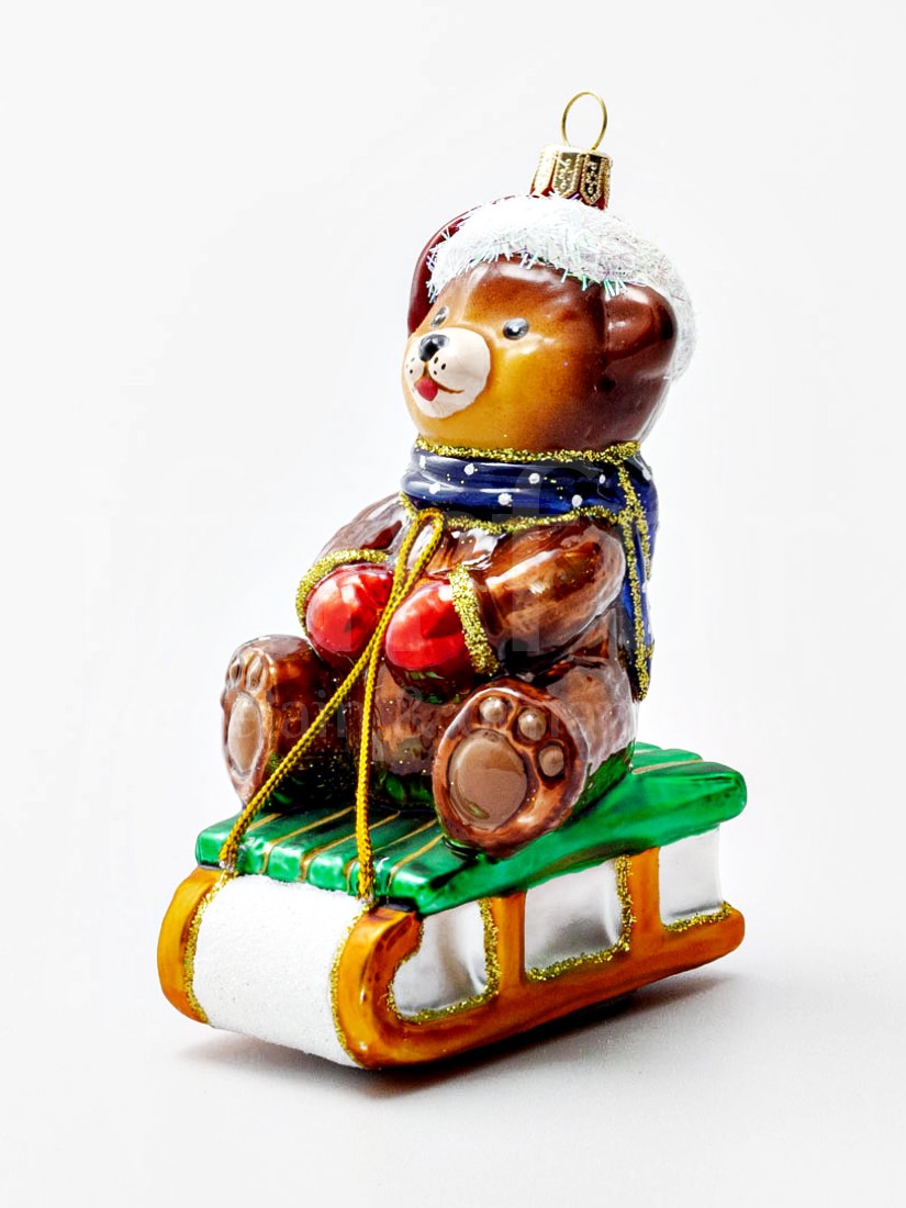 Елочная игрушка «Мишка Тедди на санках» Стекло. 75 x 120 мм.