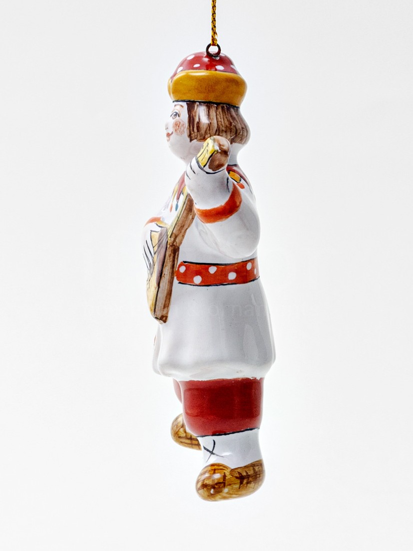 Елочная игрушка «Петрушка с балалайкой» Форма: Петрушка с балалайкой. Майолика. 60 x 105 мм.