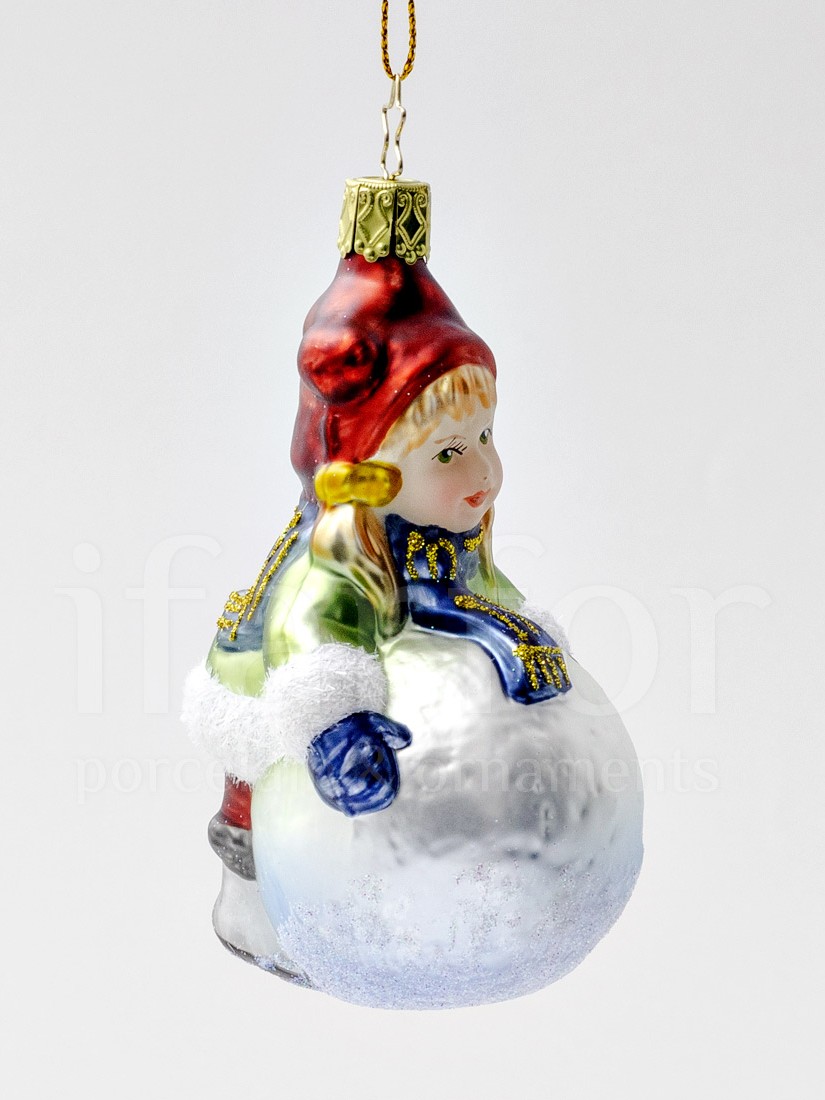 Елочная игрушка «Зимние забавы. Девочка со снежком» Стекло. 60 x 117 мм.