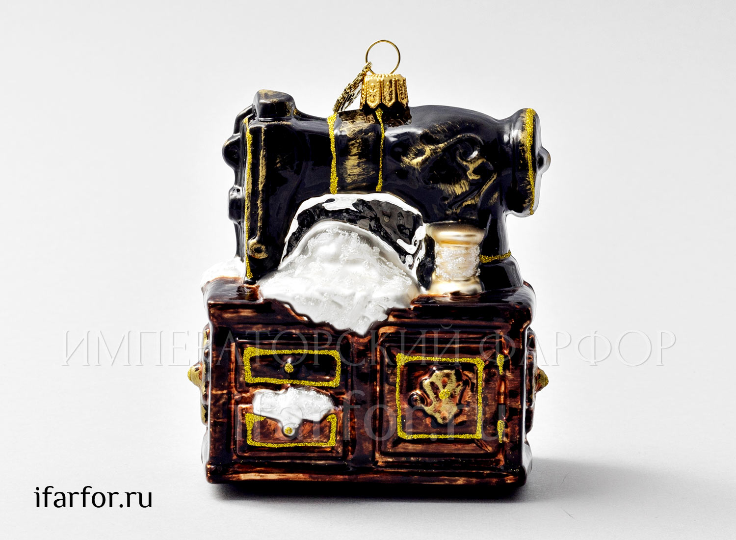Елочная игрушка в подарочной коробке «Ретро Техника. Швейная машина» Стекло. 90 x 111 мм.