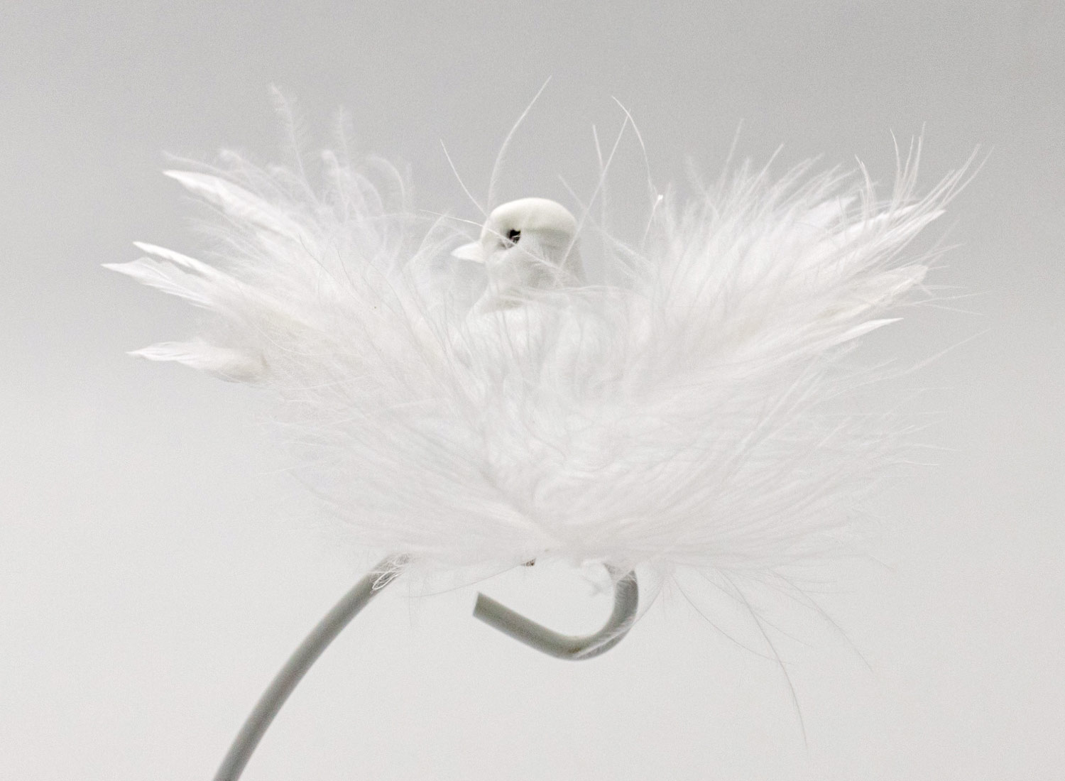Елочная игрушка «Голубь на прищепке 1» Пенополистирол, перо. 120 x 45 мм.