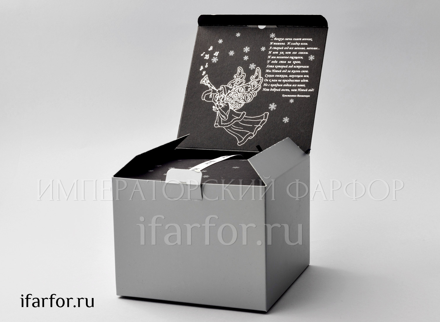 Елочная игрушка «Девочка с лопаткой» Стекло. 75 x 120 мм.