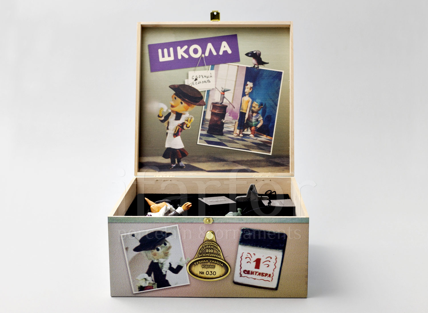 Набор елочных игрушек в подарочной коробке «Лариска Ко мне» Стекло. 230 x 230 x 115 мм.