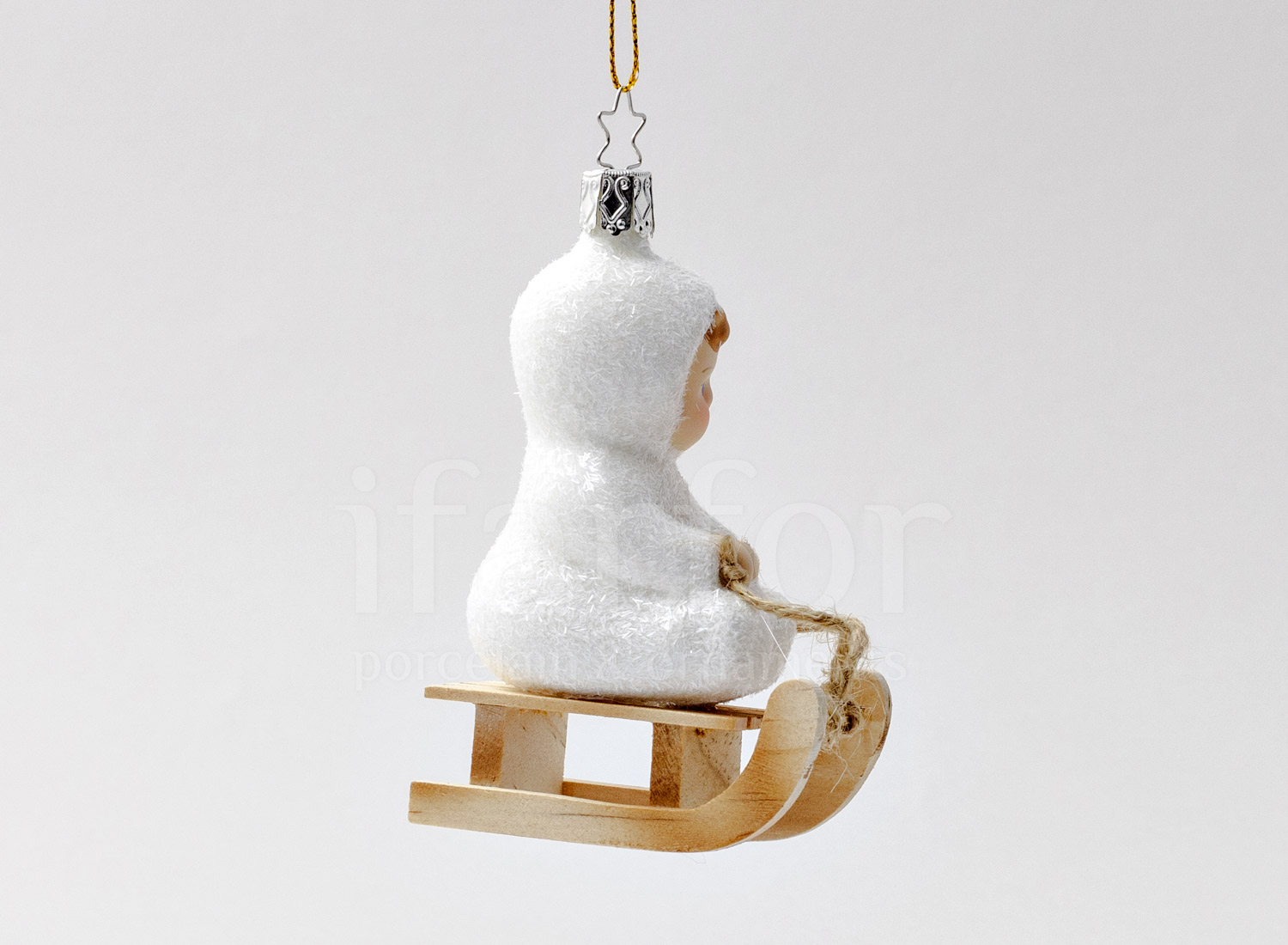 Елочная игрушка «Детские игры на снегу. Девочка на санках» Стекло, дерево. 40 x 120 мм.