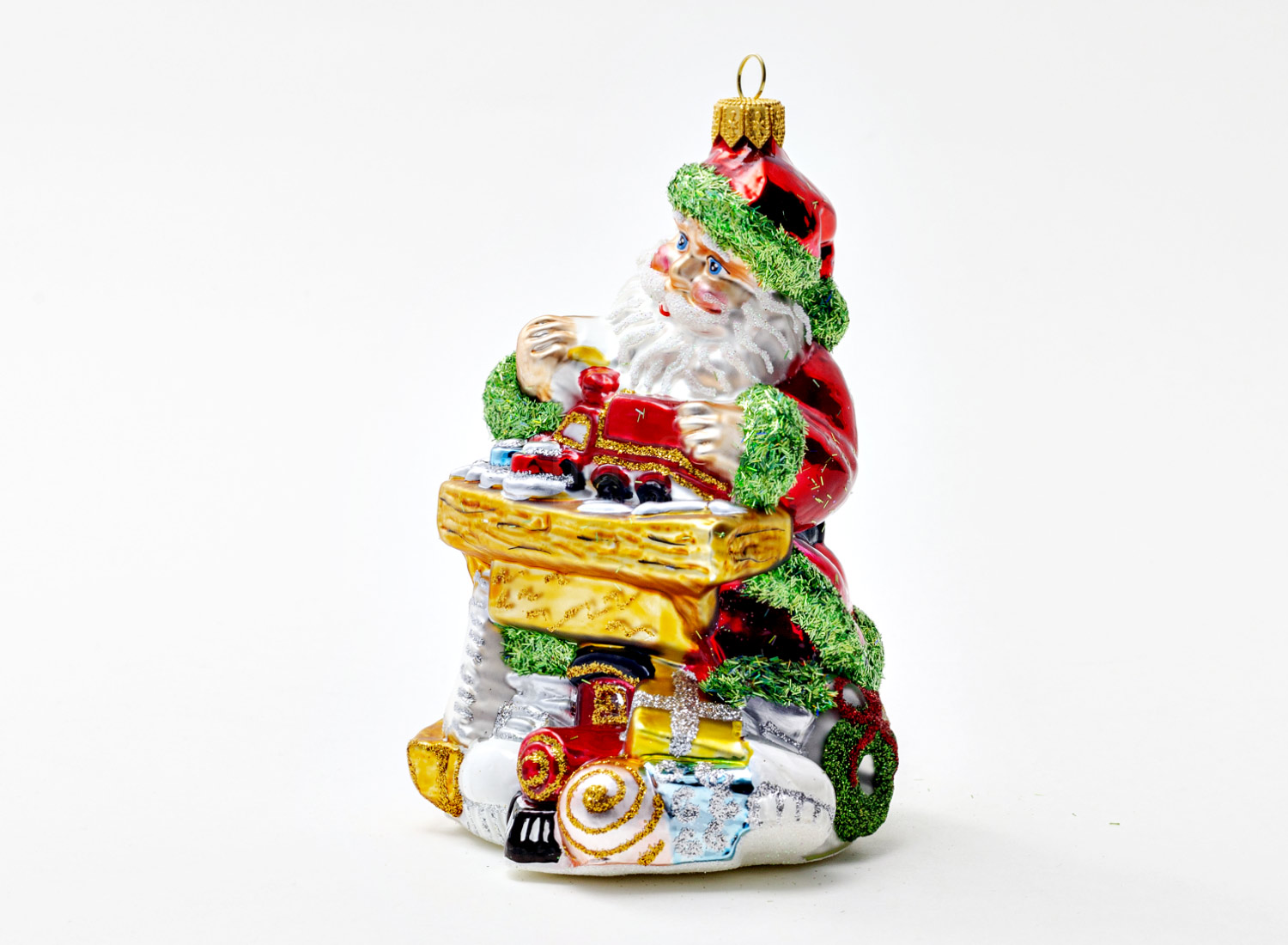 Елочная игрушка «Дед Мороз мастерит игрушки» Стекло. 95 x 160 мм.