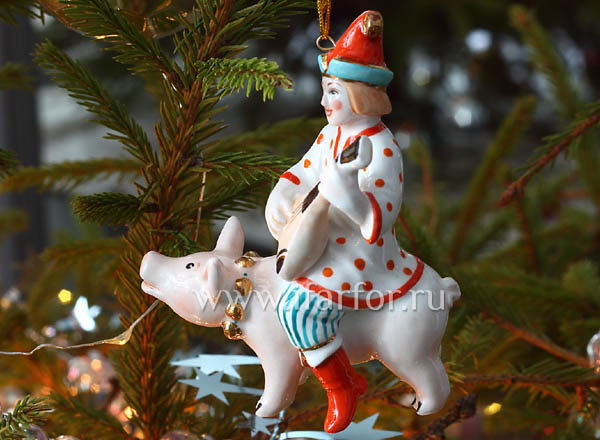 Елочная игрушка Скоморох на поросенке