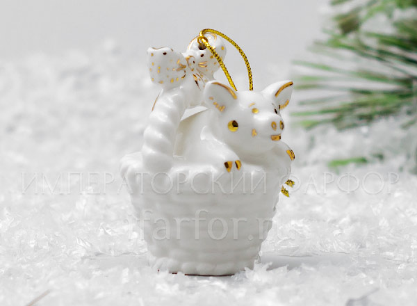 Елочная игрушка Поросенок в корзинке Поросенок в корзинке белый с золотом