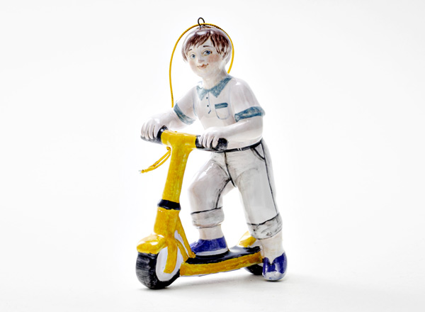 Елочная игрушка Мальчик на самокате 1