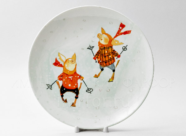 Декоративная тарелка  Поросята лыжники