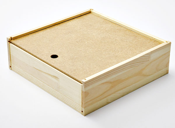 Шкатулка для 5 декоративных тарелок Шкатулка для пяти декоративных тарелок. Сосна Шкатулка