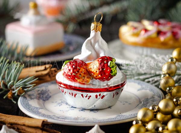 Елочная игрушка Клубничное мороженое