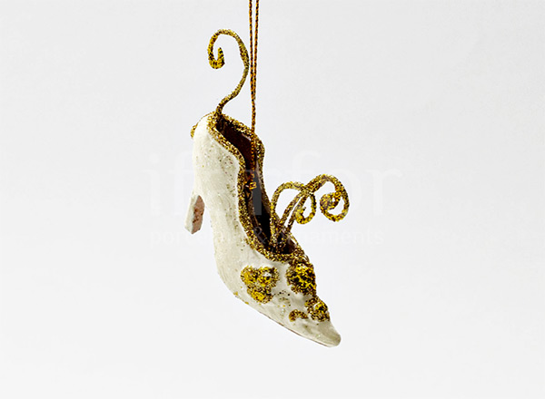 Елочная игрушка Туфелька феи кремовая