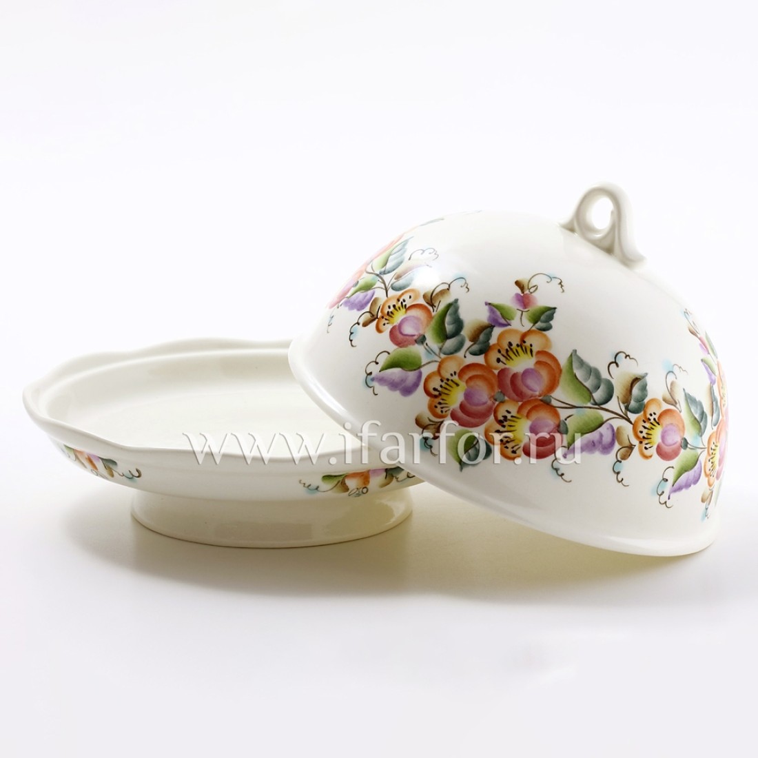 «Едва успеют сесть за стол и рассовать за борты и на колени салфетки, как из кухни торопливо, почти бегом уже несут покр