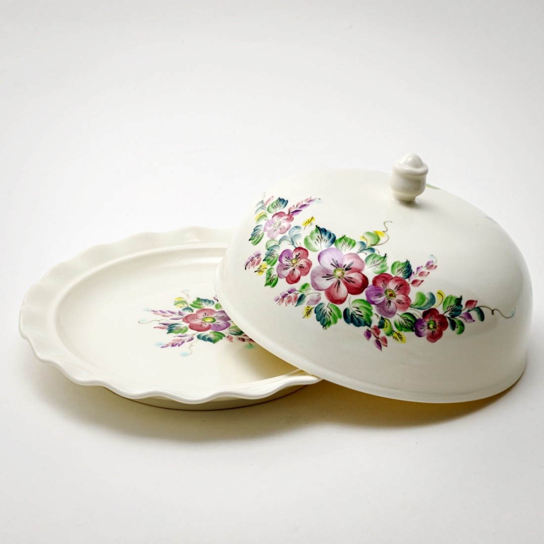 «Едва успеют сесть за стол и рассовать за борты и на колени салфетки, как из кухни торопливо, почти бегом уже несут покр