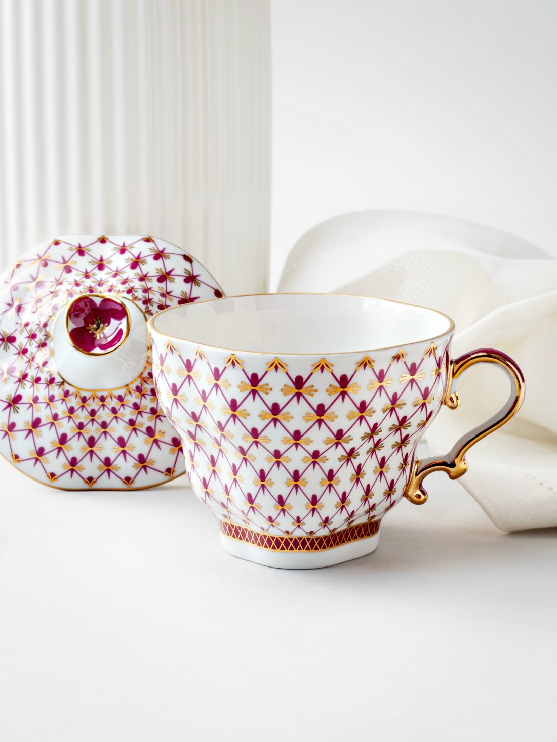 «Ведь так трудно разобраться до конца в чем-нибудь. Мы же не можем одновременно разглядывать два предмета. И увы, очень 