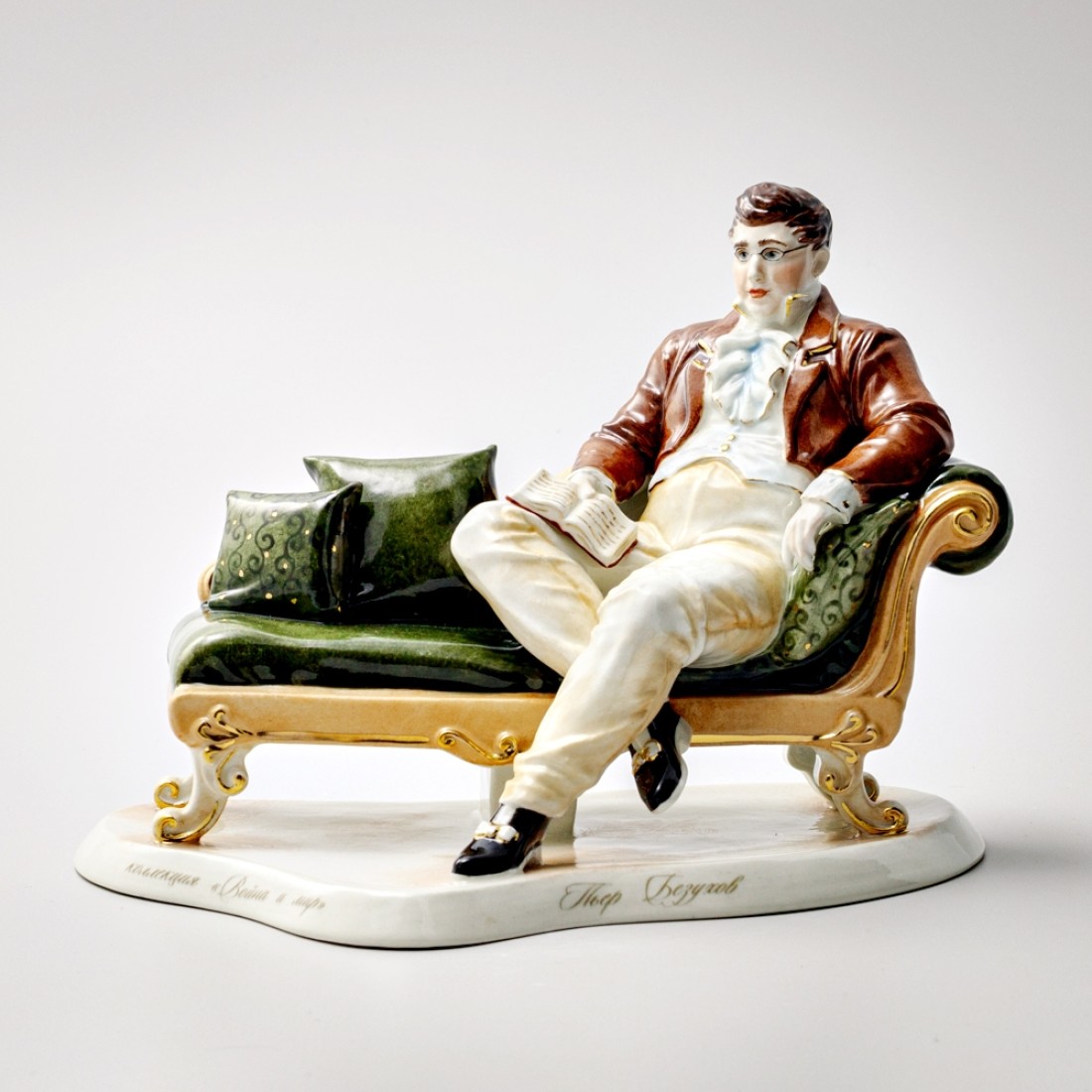 «Кроме того, он был рассеян. Вставая, он вместо своей шляпы захватил трехугольную шляпу с генеральским плюмажем и держал