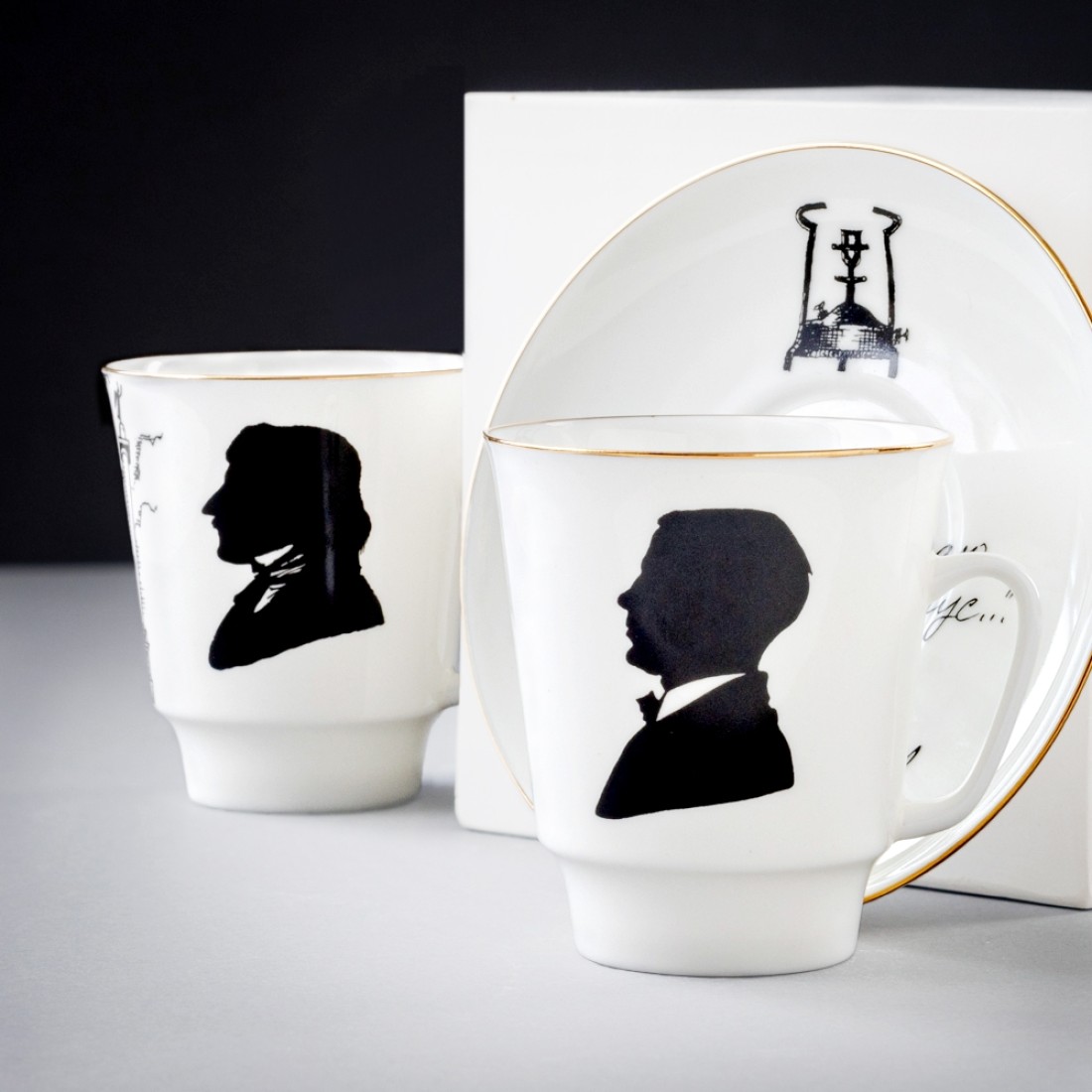 «Укрой меня своей чугунной шинелью!» Цена в интернет-магазине за одну чашку с блюдцем: 2476 рублей За одну чашку без блю