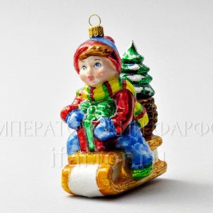 Елочная игрушка Мальчик на санках в синих штанах 90 x 115 мм.