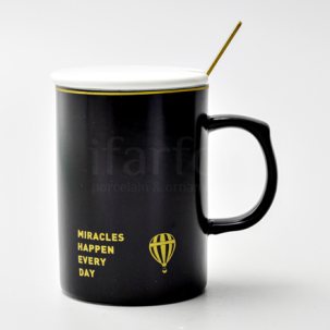 Кружка с крышкой и ложкой Miracles happen every day Royal Classics 480 мл.