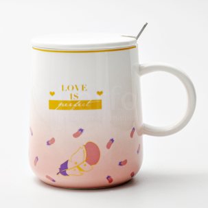 Кружка с крышкой и ложкой Love is perfect (бело-розовая) Royal Classics 530 мл.