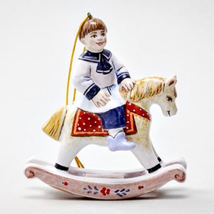Елочная игрушка Мальчик на лошадке Мальчик на лошадке в белой рубашке 4 85 x 95 мм.