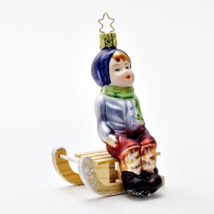Елочная игрушка Невинные сердца. Мальчик на санках 65 x 125 мм.