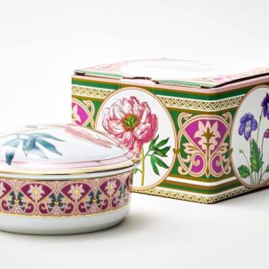 Туалетная коробочка в подарочной коробке Цветы и ягоды России. Дивный пион Круглая 115 x 58 мм.