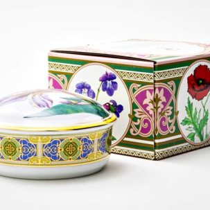 Туалетная коробочка в подарочной коробке Цветы и ягоды России. Нежный ирис Круглая 115 x 58 мм.
