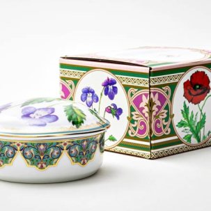 Туалетная коробочка в подарочной коробке Цветы и ягоды России. Фиалка надрезанная Круглая 115 x 58 мм.