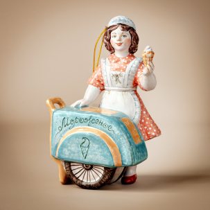 «— Земляничное мороженое! Мы с Лелей подбежали к мороженщику, купили у него два шарика по копейке, моментально их съели 