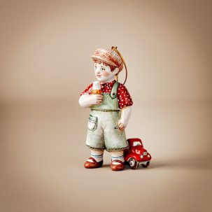 «— Земляничное мороженое! Мы с Лелей подбежали к мороженщику, купили у него два шарика по копейке, моментально их съели 