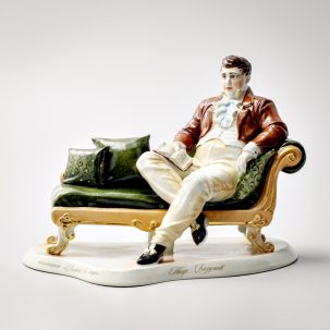 «Кроме того, он был рассеян. Вставая, он вместо своей шляпы захватил трехугольную шляпу с генеральским плюмажем и держал