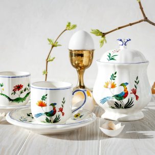 «На ослепительно-белом подоконнике золотая полоска солнца. За раскрытым окном — первые яркие листочки на тополях, острен