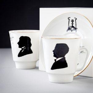 «Укрой меня своей чугунной шинелью!» Цена в интернет-магазине за одну чашку с блюдцем: 2476 рублей За одну чашку без блю