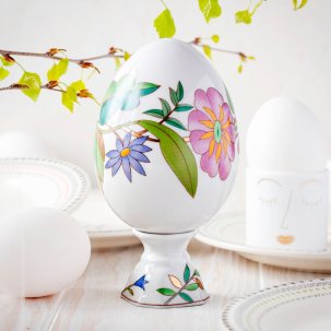 «Ясное утро. Приятели мои в моей большой деревенской мастерской расположились за столом. Пьют чай. На столе кулич и пасх