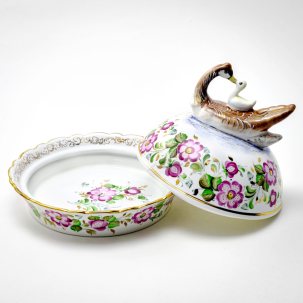 «Едва успеют сесть за стол и рассовать за борты и на колени салфетки, как из кухни торопливо, почти бегом уже несут покр