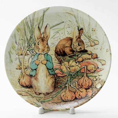 Декоративная тарелка Кролик Питер и Бенджамин Банни на луковой грядке