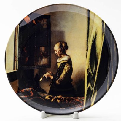 Декоративная тарелка Девушка, читающая письмо у открытого окна